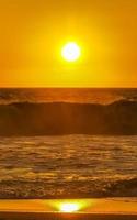 bunter goldener sonnenuntergang große welle und strand puerto escondido mexiko. foto