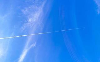 blauer himmel mit chemischen wolken chemischer himmel chemtrails chemtrail. foto