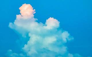 blauer himmel mit schönen wolken an einem sonnigen tag in mexiko. foto