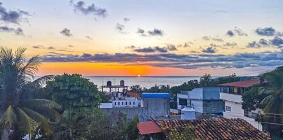 bunter goldener sonnenuntergang große welle und strand puerto escondido mexiko. foto