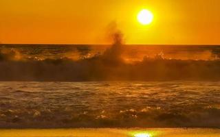 bunter goldener sonnenuntergang große welle und strand puerto escondido mexiko. foto