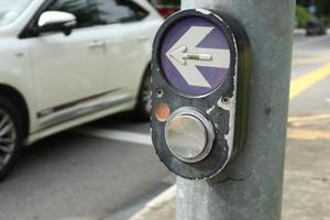 nahaufnahme des kreuzungssignalknopfes in singapur foto