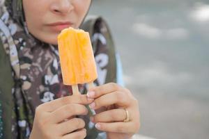 junge frauen, die eis mit schokoladengeschmack essen foto