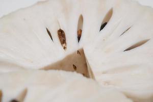 Soursop-Frucht auf einem Teller auf dem Tisch foto