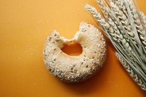 frisches Bagelbrot auf orangefarbenem Hintergrund foto