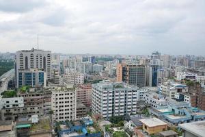 Erhöhte Ansicht von Wohn- und Finanzgebäuden der Stadt Dhaka am sonnigen Tag foto