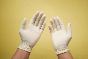 Mann Arzt trägt medizinische Handschuhe, Nahaufnahme foto