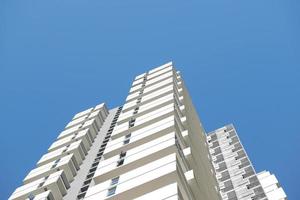 Low Angle View von signapore Wohngebäuden gegen den blauen Himmel foto