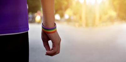 Regenbogen-Armband, das junge asiatische Schwule in der Hand tragen, um die Geschlechtervielfalt zu zeigen und zu repräsentieren, die Menschenrechte beim alternativen Geschlecht zu respektieren und die Bestrafung von Homosexuellen in einigen Religionen zu beenden foto