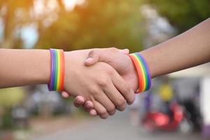 Regenbogen-Armband, das junge asiatische Schwule in der Hand tragen, um die Geschlechtervielfalt zu zeigen und zu repräsentieren, die Menschenrechte beim alternativen Geschlecht zu respektieren und die Bestrafung von Homosexuellen in einigen Religionen zu beenden foto