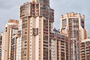 Ansicht des modernen Gebäudes in einer Stadtlandschaft foto