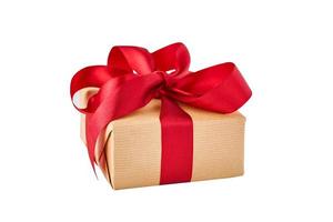 Nahaufnahme Geschenkbox in Bastelpapier mit rotem Band isoliert auf weißem Hintergrund foto