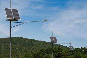 öffentliches stadtlicht mit solarpanel, das auf blauem himmel mit wolken betrieben wird foto