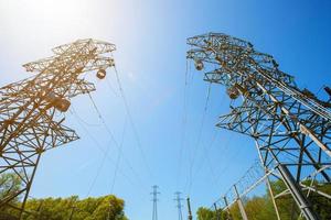 Power Tower im Himmelshintergrund, Hochspannungsmast oder Hochspannungsturm im Sonnenlicht foto