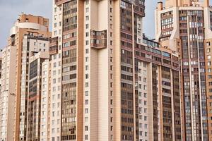 Ansicht des modernen Gebäudes in einer Stadtlandschaft foto