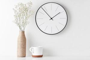 Home Office Minimaler Arbeitsplatz Schreibtisch mit Wanduhr foto