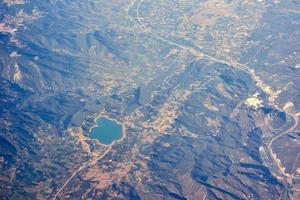 blick vom flugzeug, stadt in einem berg und küste foto