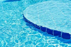 Hintergrund des Wassers im blauen Swimmingpool, Wasseroberfläche mit Sonnenreflexion foto