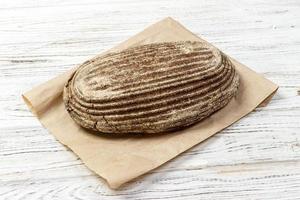 Laibe Roggenbrot auf Holzhintergrund mit Papiertüte. Ansicht von oben foto