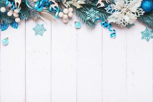 weihnachtshintergrund aus kiefer, beeren und festlicher dekoration draufsicht. weihnachten flach liegen foto
