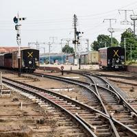 ansicht der eisenbahngleise der spielzeugeisenbahn von der mitte während des tages in der nähe des bahnhofs kalka in indien, ansicht der eisenbahngleise der spielzeugeisenbahn, indischer eisenbahnknotenpunkt, schwerindustrie foto