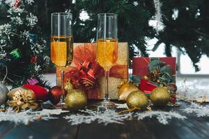 2023 frohes neues jahr, weihnachtsfeier mit champagnergläsern, geschenken, kiefer, kerze, balldekorationshintergrund