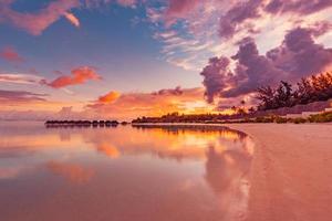 schöne nahaufnahme ruhig meer wasser wellen träumen sonnenaufgang sonnenuntergang. tropische inselstrandlandschaft, exotische panoramische küstenküste. sommerferien urlaub erstaunliche natur. Entspannungsparadies erstaunliches Panorama foto