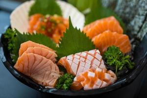 frisch geschnittenes lachs-sashimi-set und blatt getrockneter seetang in schüssel, japanisches essen.