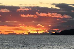 rio de janeiro, rj, brasilien, 2022 - menschen in der silhouette beobachten den sonnenuntergang am arpoador rock, ipanema beach foto