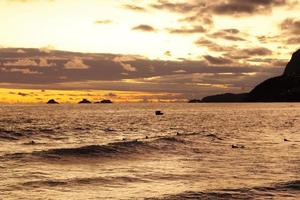 rio de janeiro, rj, brasilien, 2022 - menschen in der silhouette beobachten den sonnenuntergang am arpoador rock, ipanema beach foto