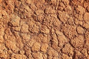 trockener verschmutzter roter steinboden, draufsicht. foto