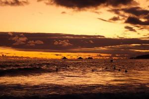 rio de janeiro, rj, brasilien, 2022 - menschen in der silhouette beobachten den sonnenuntergang am arpoador rock, ipanema beach foto