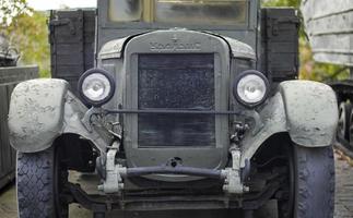 sowjetischer armeelastwagen uralzis grüne tarnung. Retro-LKW, Militärfahrzeuge. Frontansicht des Logos und des Kühlergrills, der Motorhaube und der Scheinwerfer. ukraine, kiew - 9. oktober 2022. foto