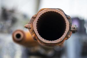 Panzerkanone, Laufmündung einer Militärarmee aus nächster Nähe. kaputter verbrannter Tank. Lauf einer Panzerkanone, selektiver Fokus. zerstörter und verbrannter panzer, militärische ausrüstung in der nähe von kiew. Krieg in der Ukraine. foto