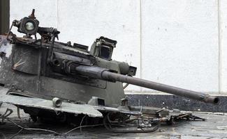 Krieg in der Ukraine. zerstörter panzer mit abgerissenem turm mit av darauf. kaputte und verbrannte russische Panzer. Bezeichnungsschild oder Symbol in weißer Farbe auf dem Tank. zerstörte militärische Ausrüstung. foto