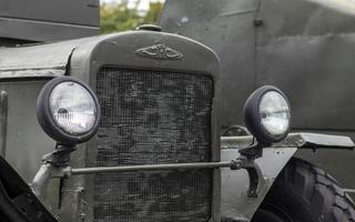 zis-6 ist ein sowjetischer dreiachsiger viertonnen-geländewagen mit zwillingsbereiften hinterachsen. es wurde auf der basis des zis-5-lastwagens erstellt. ukraine, kiew - 8. oktober 2022. foto