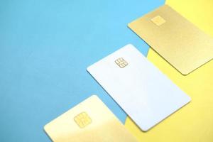Nahaufnahme von Kreditkarten auf farbigem Hintergrund foto