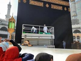 mekka, saudi-arabien, oktober 2022 - pilger aus verschiedenen ländern der welt sind in der nähe von kaaba im hof der masjid al haram, mekka, saudi-arabien. foto