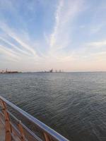 Ein wunderschöner Abend und ein atemberaubender Sonnenuntergang an der Corniche von Jeddah. foto