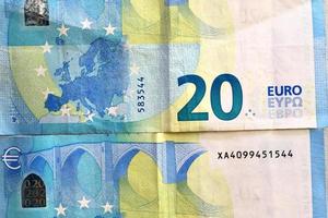 Nahaufnahme zahlreicher übereinander liegender Euro-Banknoten. foto