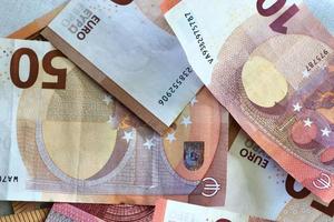 Nahaufnahme zahlreicher übereinander liegender Euro-Banknoten. foto