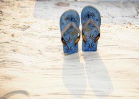 Reihe von bunten Flip-Flops am Strand, Sommerferien und Urlaubskonzept. foto