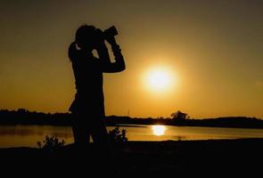 Suchen mit Fernglas mit Kopierraum, Konzept hinter Fernglastechnologie, Silhouette. foto