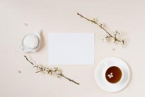 Wunschliste für zukünftige Pläne. flache Laienkomposition mit Blumen, Notizblock foto