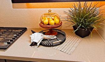 Küchenarbeitsplatte mit dekorativem Tablett und Pflanze foto