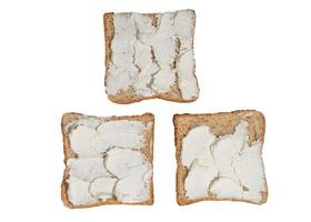 Brot hat Frischkäse auf weißem Hintergrund. foto