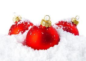 Weihnachtsfeiertagsdekoration mit weißem Schnee und roten Kugeln