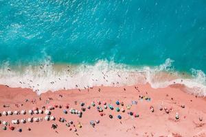 luftaufnahme eines schönen rosa strandes foto