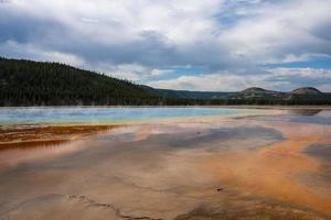 Malerischer Blick auf den Rauch, der von der großen prismatischen Quelle im Yellowstone Park ausgeht foto