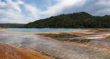 schöne aussicht auf den berühmten grand prismatic spring im yellowstone park im sommer foto